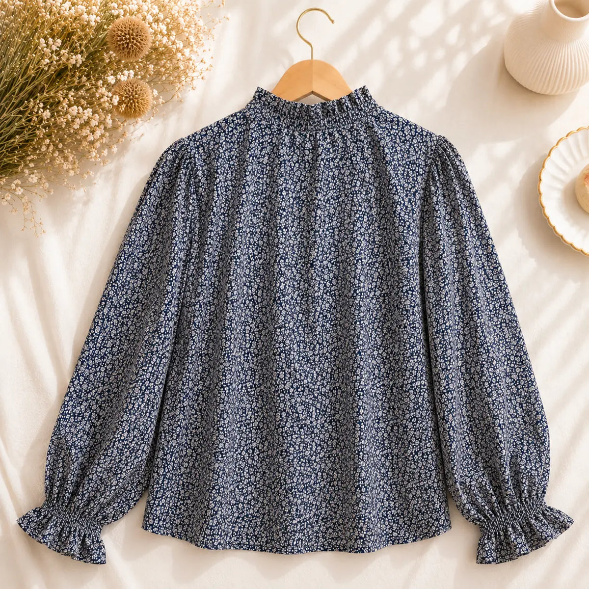 Blouse Bleu Marine Motifs Fleuris Blancs Col Volantés Arrière - MA Company