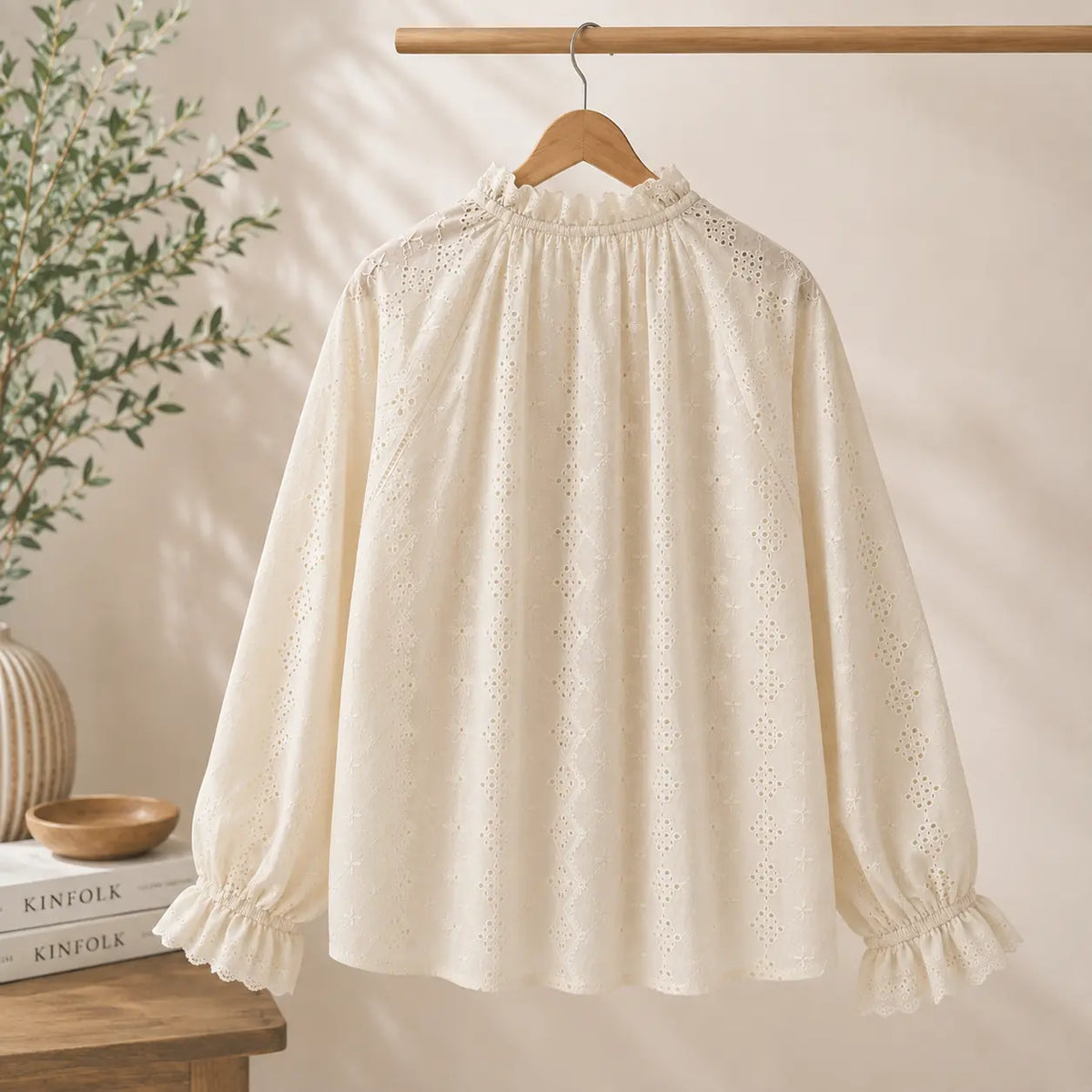 Blouse Crème Coton Motifs Brodé Troué Manches Brodés Col V Volant Arrière- MA Company