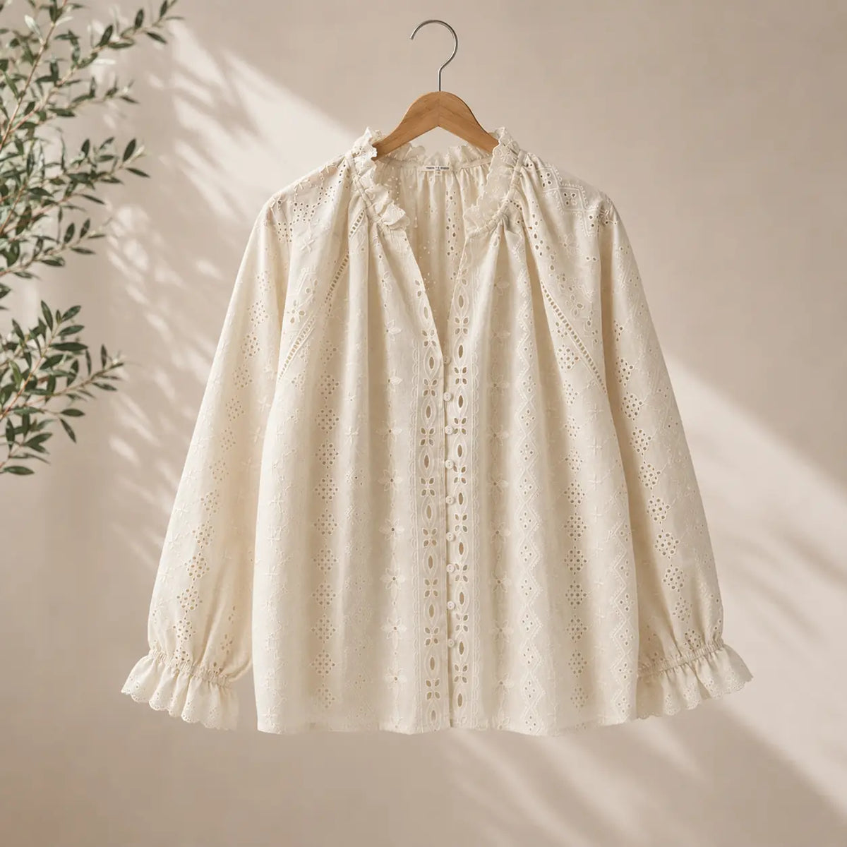 Blouse Crème Coton Motifs Brodé Troué Manches Brodés Col V Volant Principale- MA Company